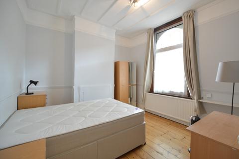 5 bedroom terraced house to rent, Simms Road, London