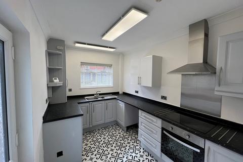 2 bedroom terraced house to rent, Marlborough Avenue, Goole