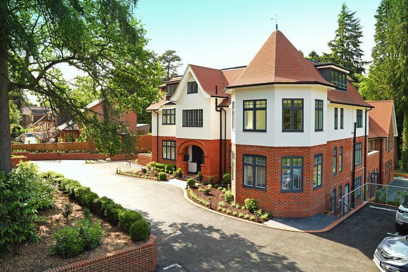 Tower Road, Hindhead 2 bed apartment to rent £1,695 pcm (£391 pw)