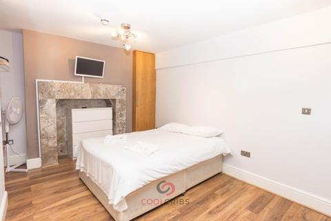 Studio to rent, Star Street, Paddington, London  W2