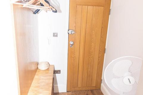 Studio to rent, Star Street, Paddington, London  W2