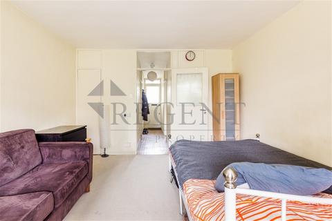 Studio to rent, Maitland House, Churchill Gardens, Pimlico, SW1V