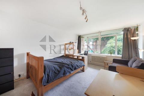 Studio to rent, Maitland House, Churchill Gardens, Pimlico, SW1V