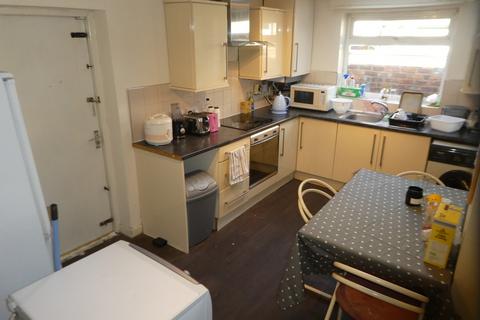 3 bedroom terraced house to rent, Claremont Road, Rusholme, Manchester