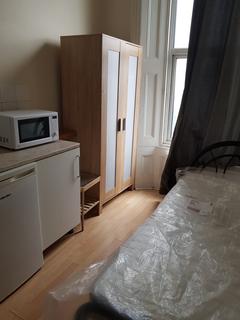 1 bedroom in a flat share to rent, NORTH KENSINGTON, LONDON W10