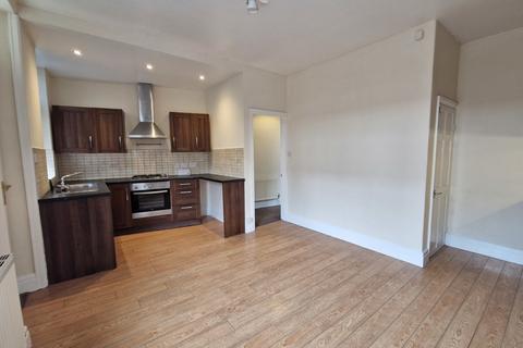 4 bedroom end of terrace house to rent, Oakroyd Mount, Leeds LS28