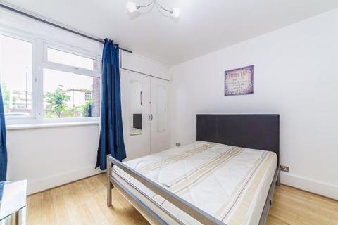 4 bedroom ground floor flat to rent, Arnewood Close, London