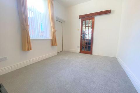 2 bedroom flat to rent, Brinkburn Avenue, Gateshead NE8