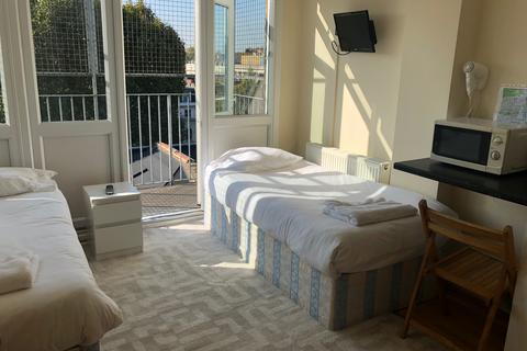 Studio to rent, Bayswater, Queensway , Hyde Park, London  W2