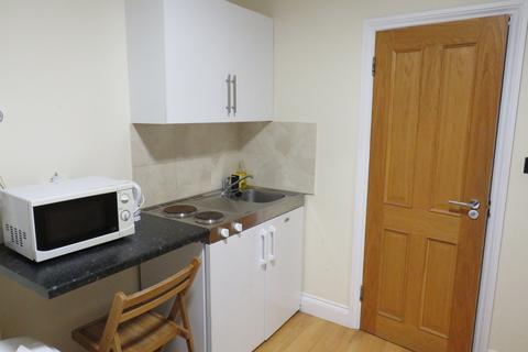 Studio to rent, Bayswater, Queensway , Hyde Park, London  W2