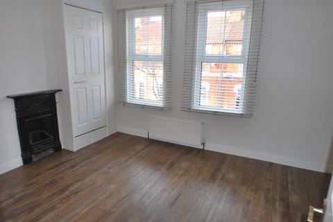 3 bedroom terraced house to rent, Seymour Street, Northampton NN5