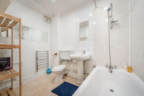 2 bedroom flat to rent, Sutherland Avenue, Royal Oak W9.