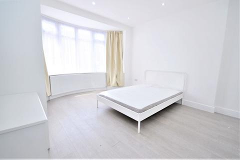 1 bedroom in a house share to rent, Friary Road, North Acton W3 6AF