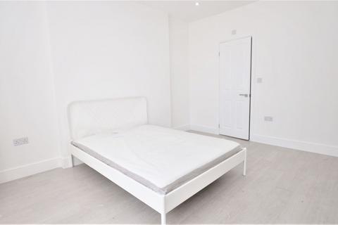 1 bedroom in a house share to rent, Friary Road, North Acton W3 6AF