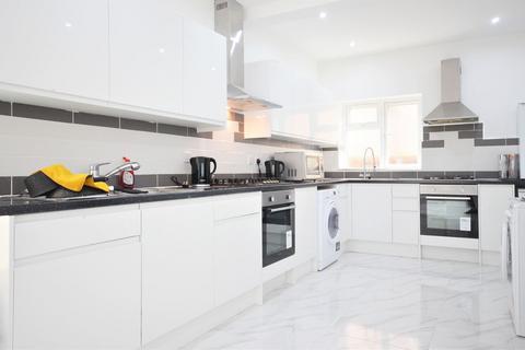 1 bedroom in a house share to rent, Friary Road, North Acton W3 6AF
