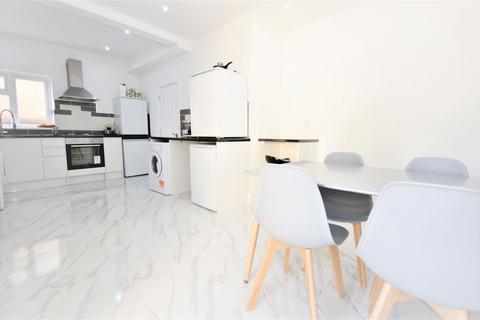1 bedroom in a house share to rent, Friary Road, North Acton W3 6AF