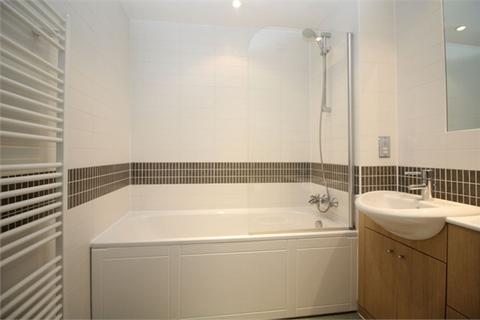 2 bedroom flat to rent, Sapphire House, Vizion