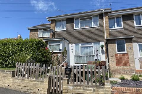 3 bedroom terraced house to rent, Well Street, Ryde