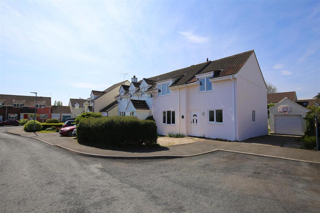 Mill Stream Close, Axbridge 4 bed house £340,000