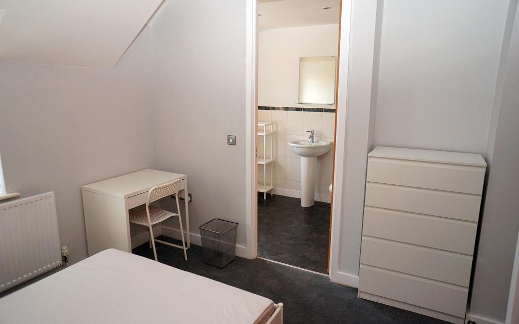 Room 5 (Pic 2)