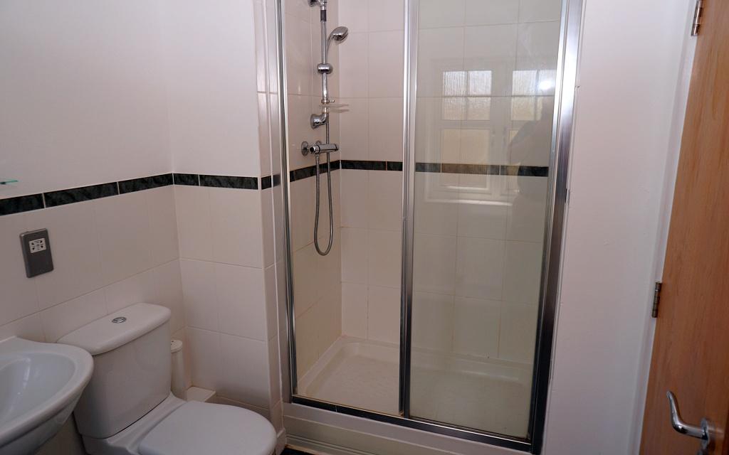 Room 5 En Suite pic 1