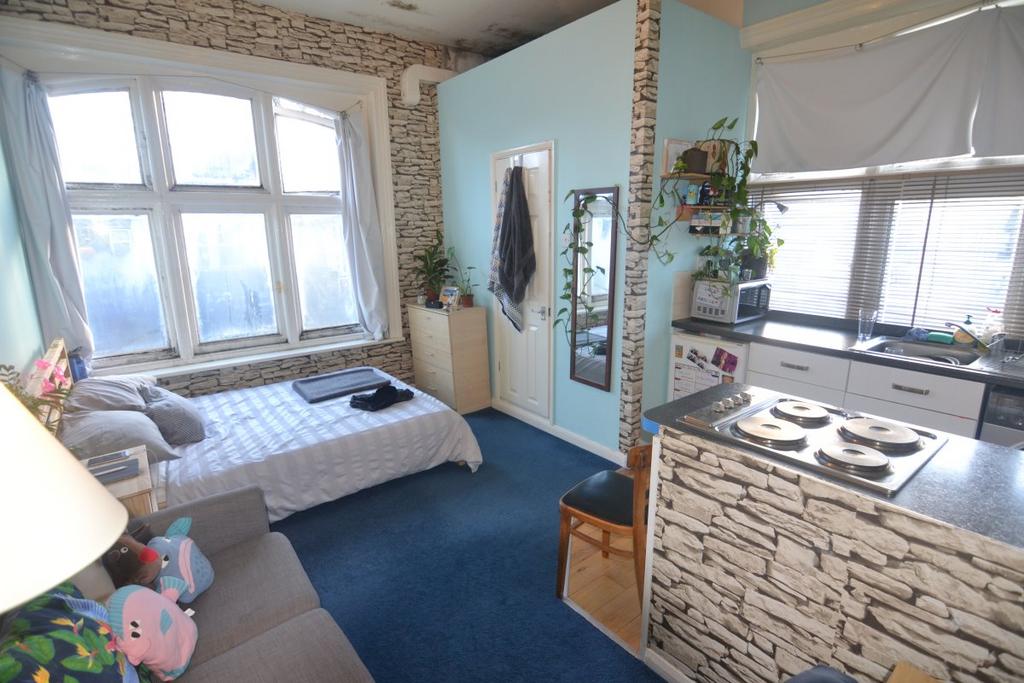 245 High Road, Leytonstone Property £950 pcm (£219 pw)