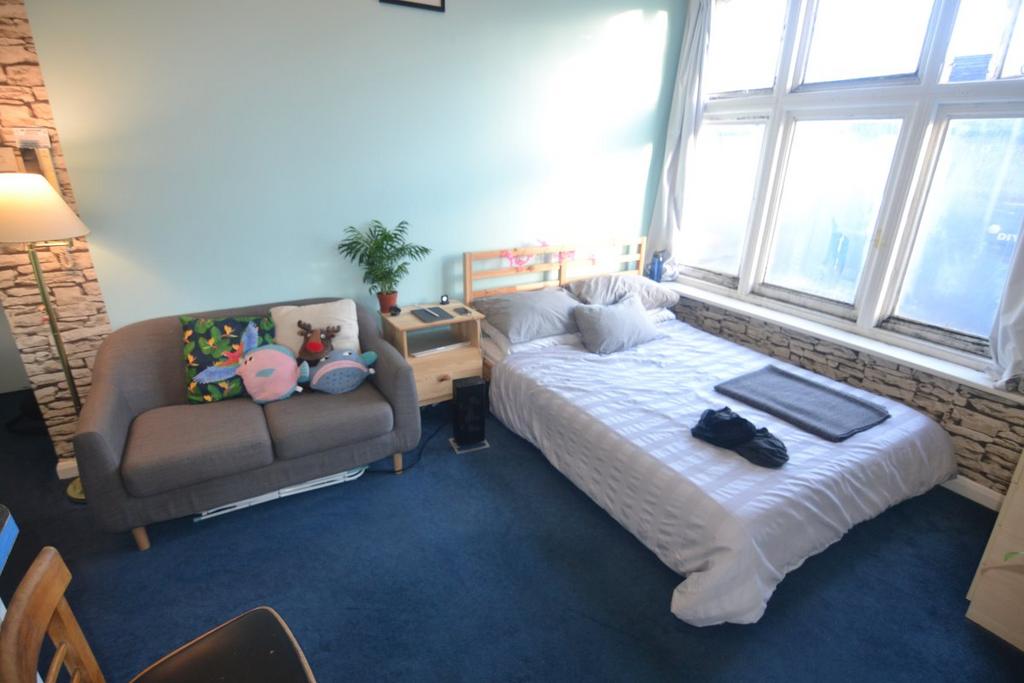 245 High Road, Leytonstone Property £950 pcm (£219 pw)