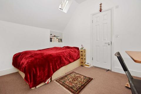 Studio to rent, Uxbridge Road, Shepherds Bush, W12 0NP