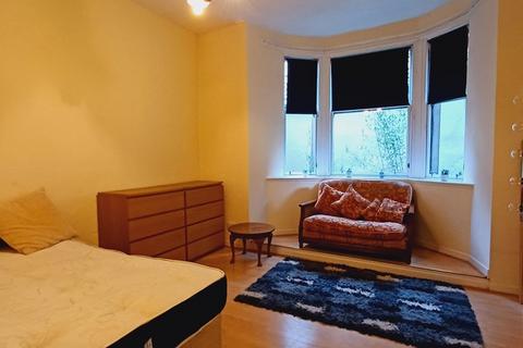 2 bedroom apartment to rent, Belmont Street, Woodside G12