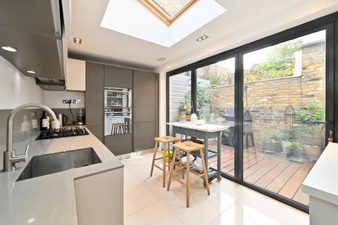4 bedroom end of terrace house to rent, Valentine Road, South Hackney, London, E9
