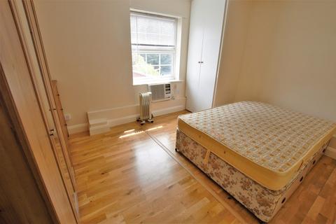 2 bedroom flat to rent, Lombard Buildings, Farnham Road