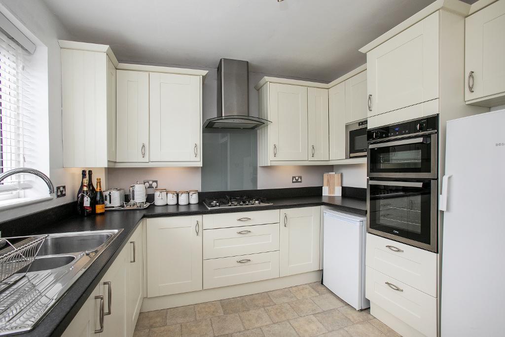 Bond Road, Warlingham, Surrey, CR6 9SD 1 bed flat £235,000