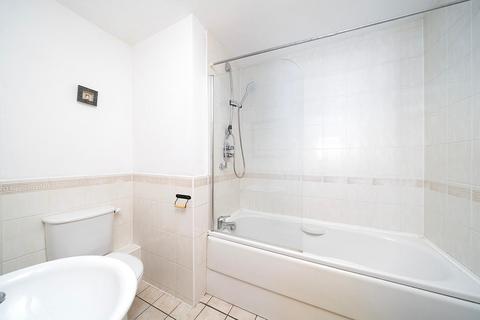 3 bedroom flat to rent, Sherards Court Manor Gardens N7