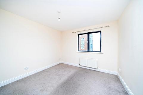 3 bedroom flat to rent, Sherards Court Manor Gardens N7