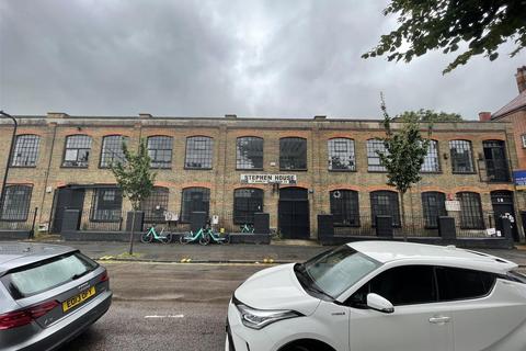 Property to rent, 1b Darnley Road, London