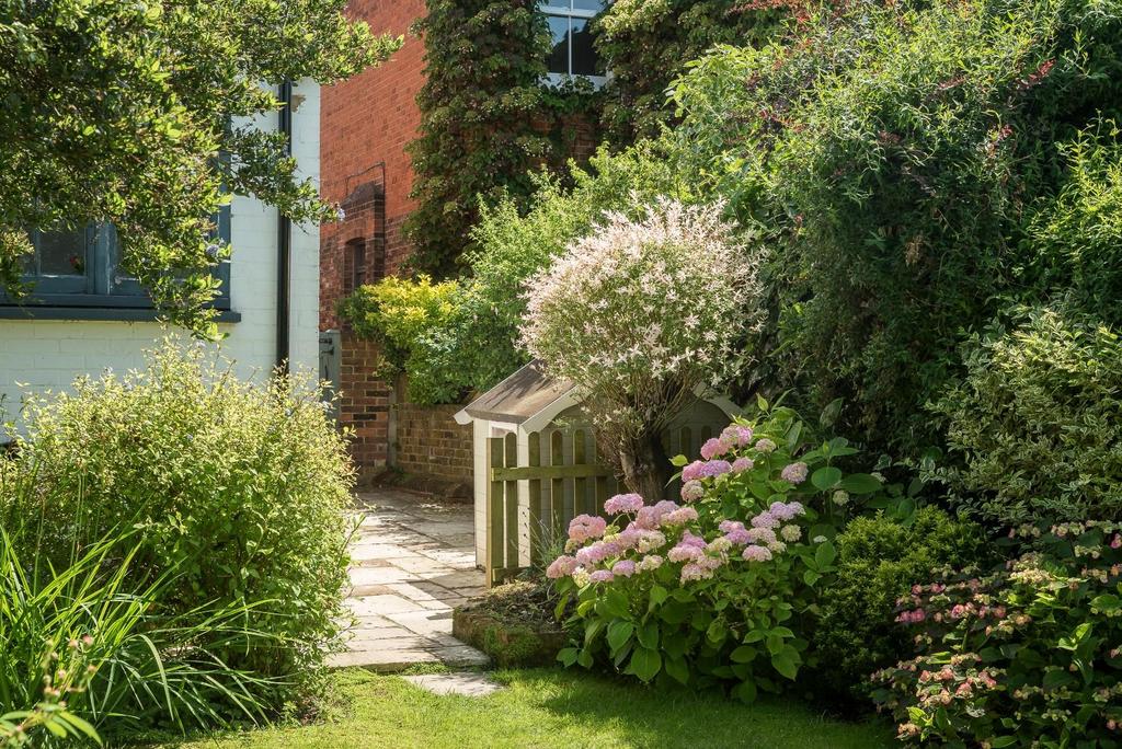 022 27 Cooper Rd, Guildford Hazeldine 20190627 MH1