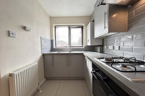 2 bedroom semi-detached house to rent, Chineham