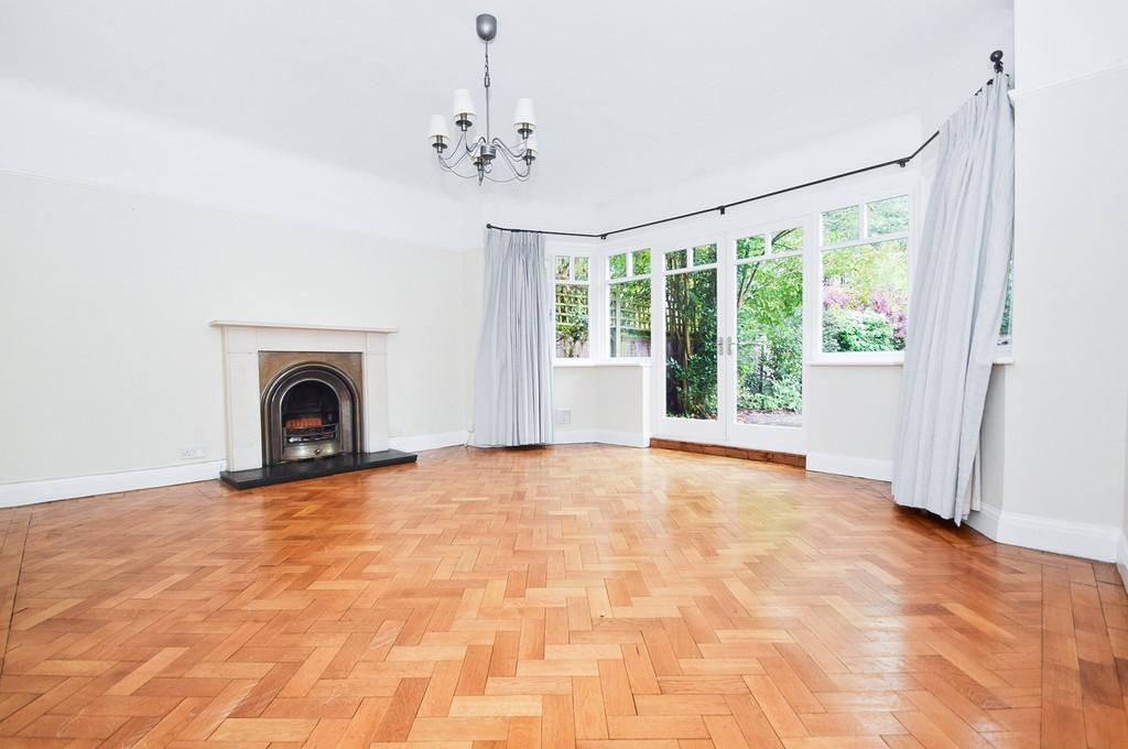 House in East Twickenham - More