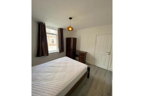 5 bedroom terraced house to rent, Dogfield Street, Cathays, Cardiff