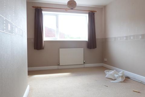 2 bedroom semi-detached house to rent, Kenwood Avenue