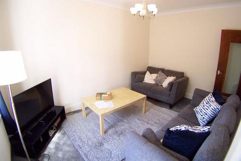 3 bedroom terraced house to rent, Cross Chapel Street, Leeds