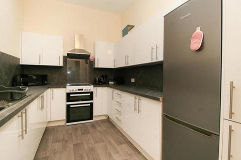 4 bedroom flat to rent, Forrest Road, Meadows, Edinburgh EH1
