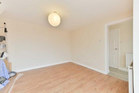 1 bedroom semi-detached house to rent, Middle Lane, Epsom