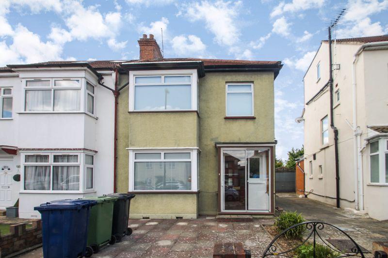 Windmill Lane, Greenford 3 bed semidetached house £1,600 pcm (£369 pw)