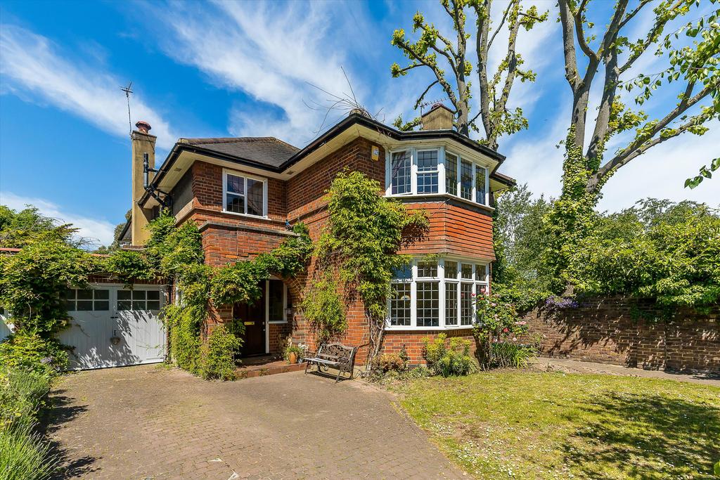 St. Margarets Drive, Twickenham, TW1 5 bed detached house £1,725,000