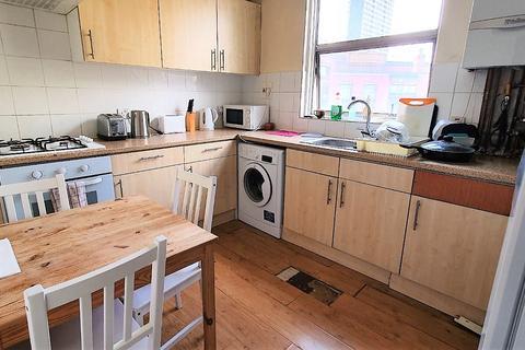 1 bedroom in a house share to rent - Queensdale Road, London  W11