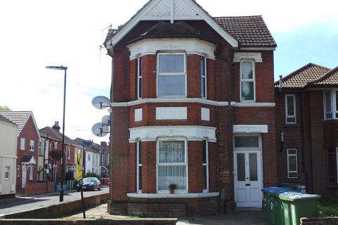 Studio to rent, Millbrook Road East