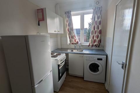Studio to rent, Millbrook Road East