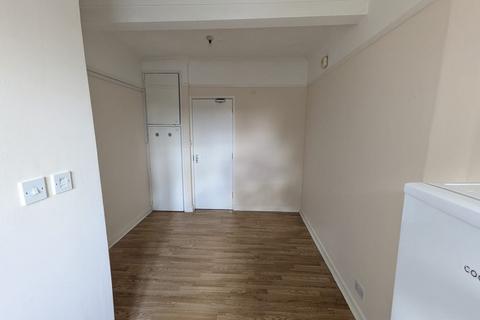 Studio to rent, Millbrook Road East
