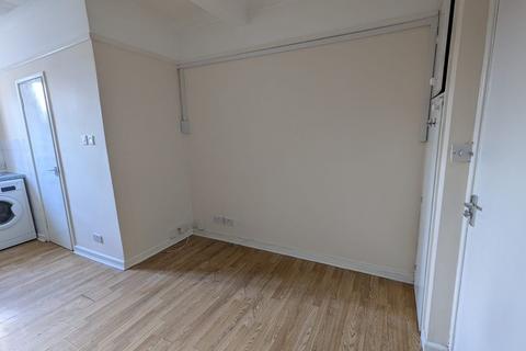 Studio to rent, Millbrook Road East